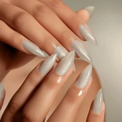 Soak Off Effect Gel Glimmer Holo White -Nagelgeräte Geschäft 6109727001 nd24naildesign 42631 a woman beautiful nails clean background. 28cd042d 14ea 45cb b23f ca43ddd59fb4 min