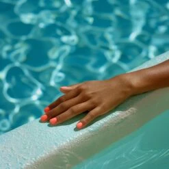 036 Soak Off Shellac Elektric Salmon -Nagelgeräte Geschäft 61P6926036 nd24naildesign 42631 A womans hands elegantly gripping the side 3d4dae44 f2fc 46e5 bef2 109a11343692